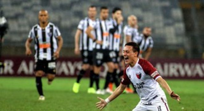 Diretor do Atlético-MG pede desculpas por fiasco e garante permanência de técnico