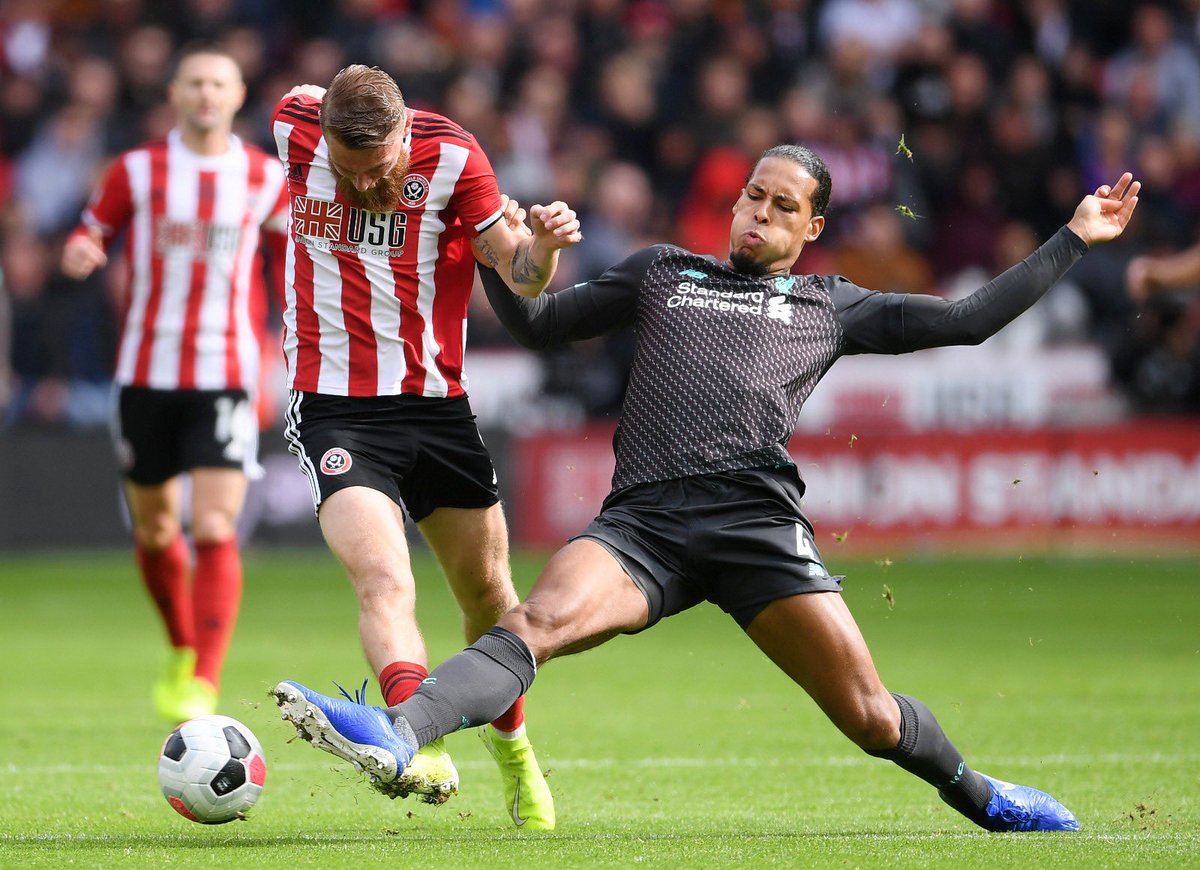 INGLÊS: Liverpool aproveita falha do goleiro, vence Sheffield e segue 100%