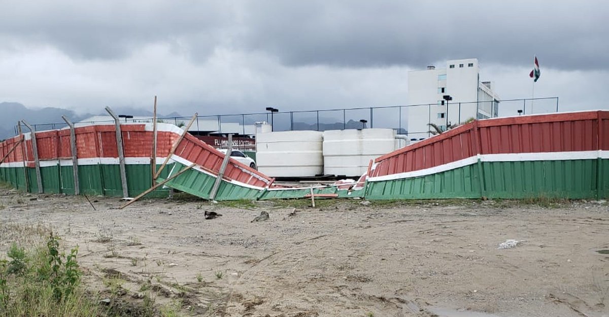 Torcedores derrubam muro e invadem CT do Fluminense para cobrar jogadores