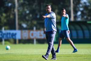 Chapecoense aposta em 'time que não encaixou' para escapar de inédito descenso