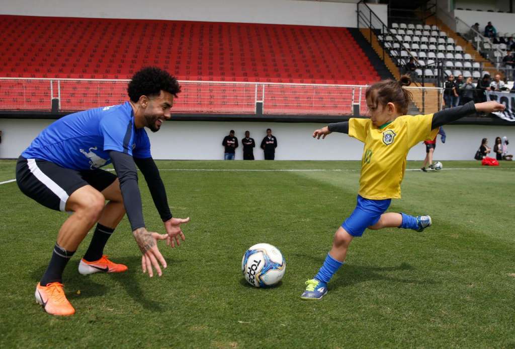 Líder da Série B inverte os papeis e 'abraça a torcida' em treino aberto 