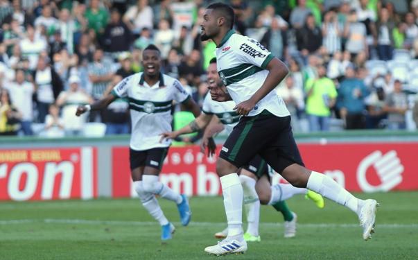 Zagueiro bateu pênalti com categoria. Foto: facebook Coritiba