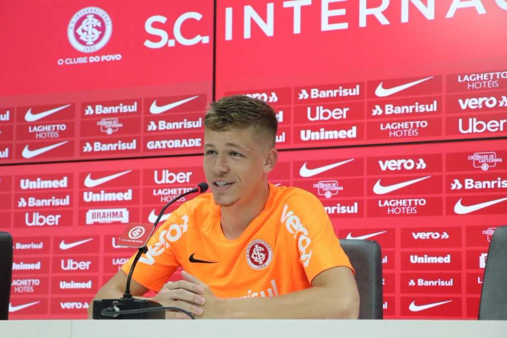 Bruno Fuchs celebra chance de atuar pelo Internacional ao lado de Victor Cuesta