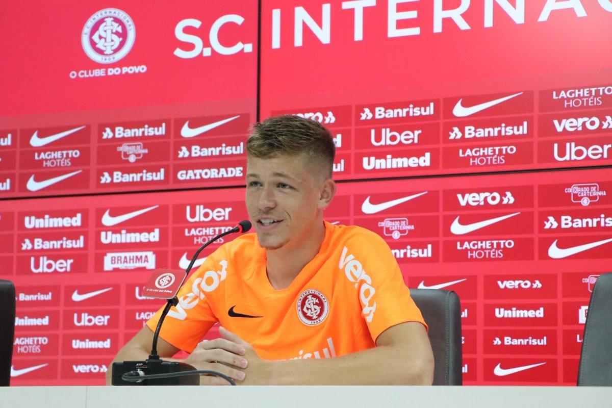 Bruno Fuchs celebra chance de atuar pelo Internacional ao lado de Victor Cuesta