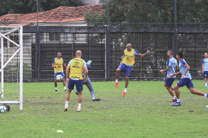 Léo Moura elogia iniciativa do Grêmio de dar chance aos mais jovens contra o Flu