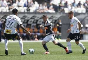 Atacante do Vasco reclama de pênalti em derrota marcada por muito uso do VAR