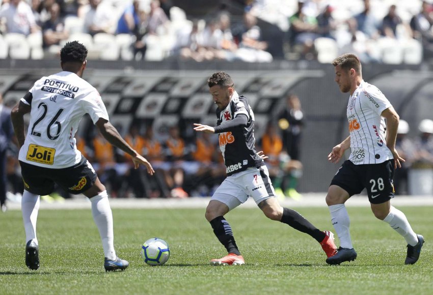 Atacante do Vasco reclama de pênalti em derrota marcada por muito uso do VAR