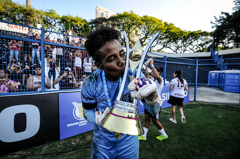 Destaque na conquista da Ferroviária, goleira Luciana dedica título ao pai