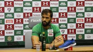 Goleiro promete raça do Fluminense no Brasileirão e condena atitude da torcida