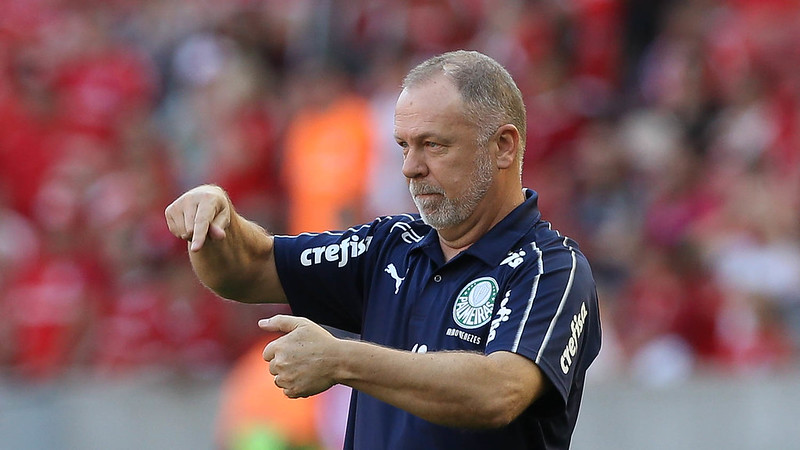 Treinador brinca sobre terceiro cartão amarelo e suspensão: ‘Demorou, né?’