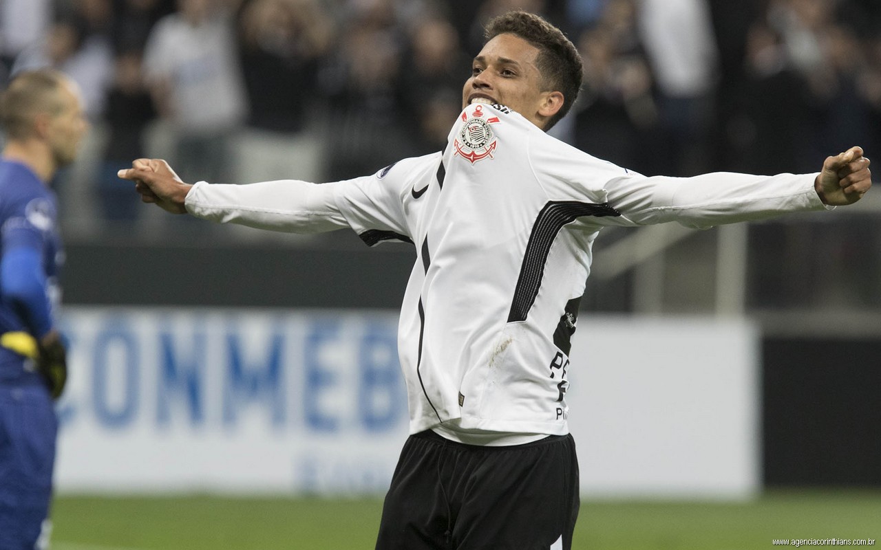 Diretor do Corinthians confirma conversas com ‘talismã’ por renovação