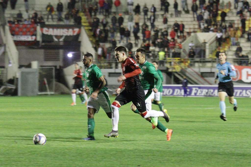 Guarani mantém três pontos de vantagem em relação ao rebaixamento - Carlos Insaurriaga / GEB