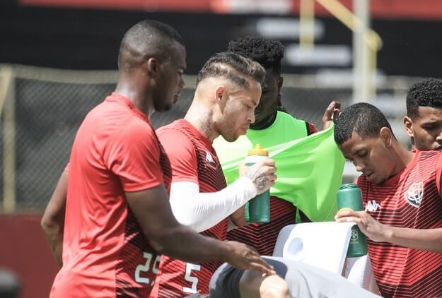 Torcida de time da Série B protesta em aeroporto após nova derrota