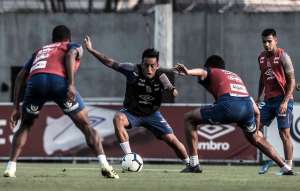 Dirigente revela que Santos vai analisar situação de Cueva nos próximos dias