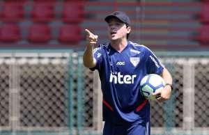 Atacante volta a treinar em campo pelo São Paulo