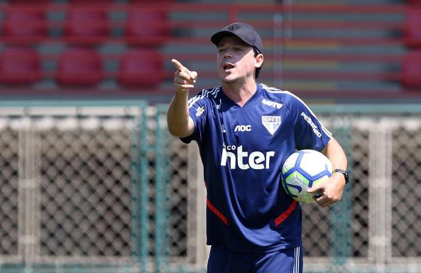 Atacante volta a treinar em campo pelo São Paulo