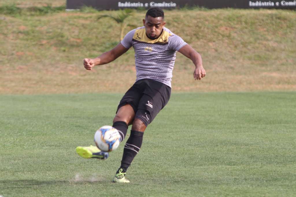 O lateral Marcos Vinícius não está nos planos da comissão técnica do Criciúma