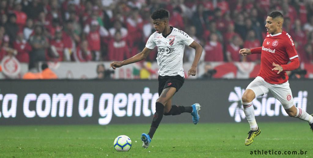 Zagueiro campeão da Copa do Brasil passará por cirurgia e desfalcará o Athletico-PR