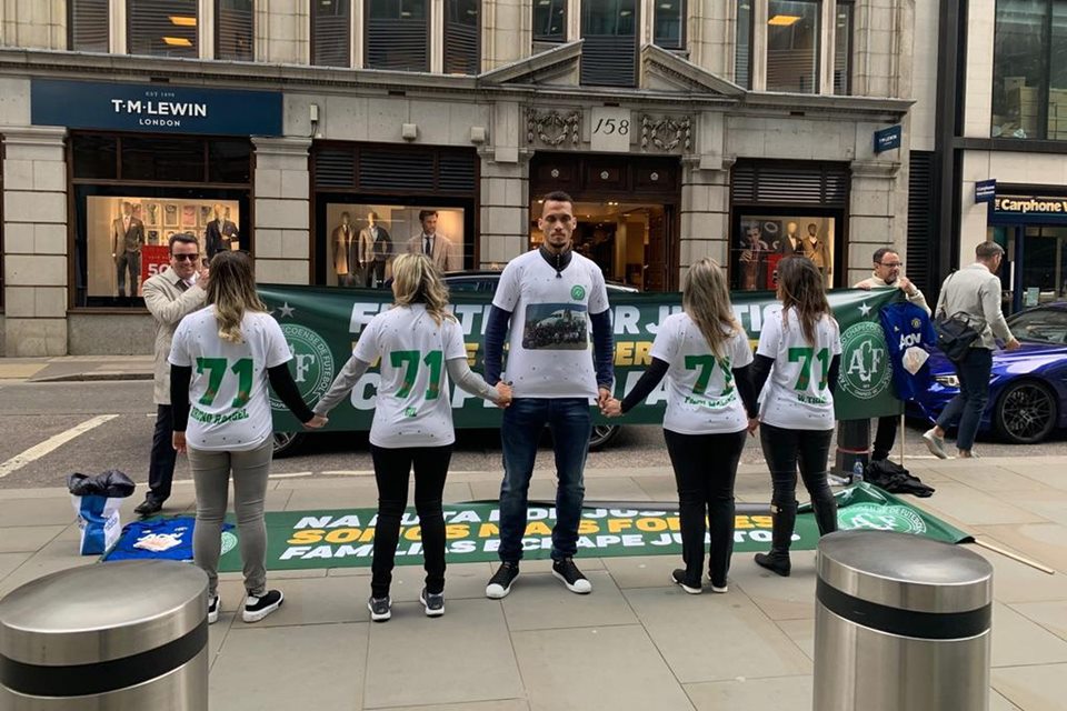 Familiares de vítimas do voo da Chapecoense fazem protesto em Londres