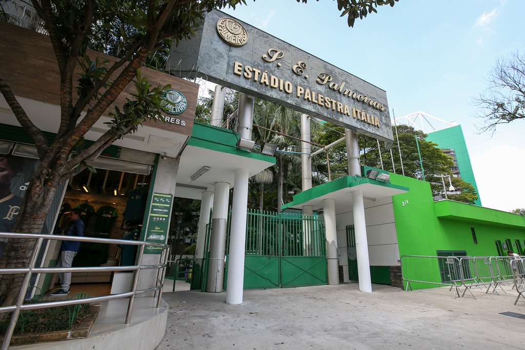 Sob protestos da torcida, Palmeiras elege novos membros vitalícios para conselho