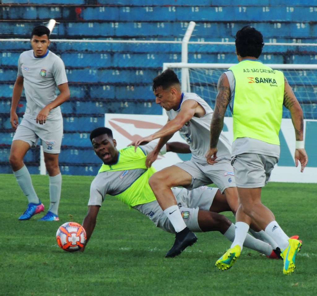 Com dúvida no meio, Marcelo Vilar 'arma' São Caetano para clássico (Foto: Fabrício Cortinove)