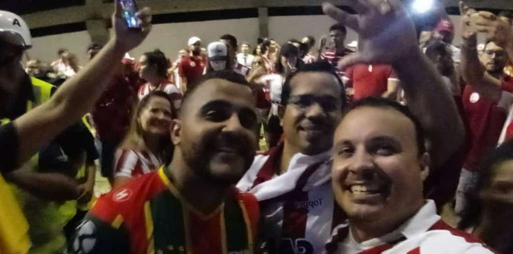 Torcedores do Sampaio foram aplaudidos por alvirrubros. (Foto: Reprodução)