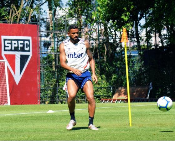 Reinaldo volta a treinar no São Paulo, e Pato segue como dúvida