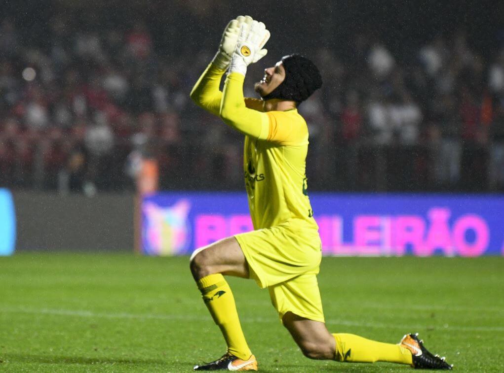Goiás avisa que vai comprar goleiro em definitivo de time paulista