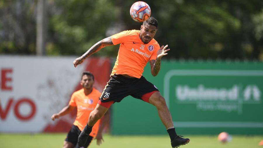 Atacante e zagueiro se desentendem em treino do Inter e precisam ser contidos