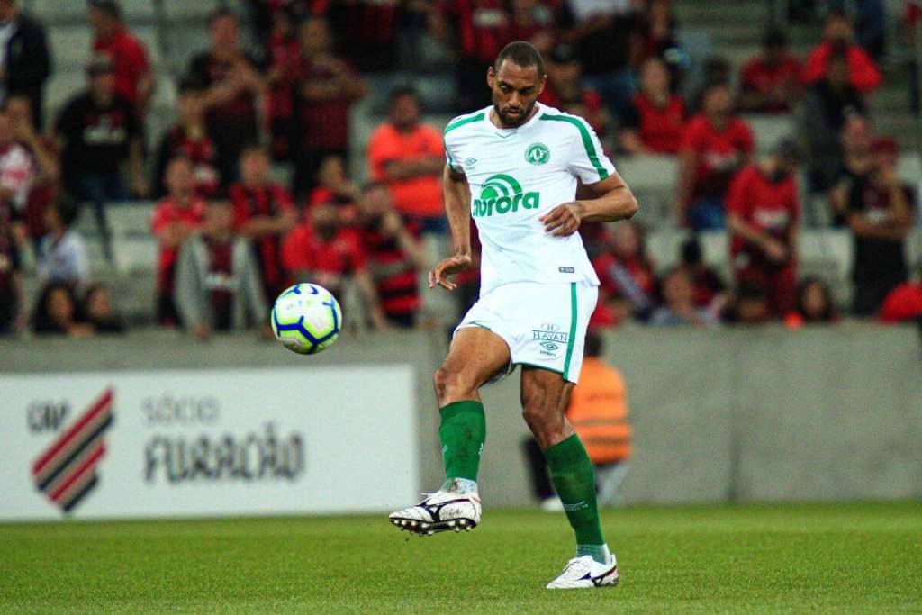 A presença do zagueiro Douglas entre os titulares é uma das dúvidas na Chapecoense (Foto: Márcio Cunha/Chapecoense)