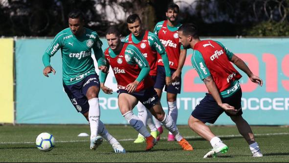 Após cirurgia, lateral inicia transição física em campo no Palmeiras