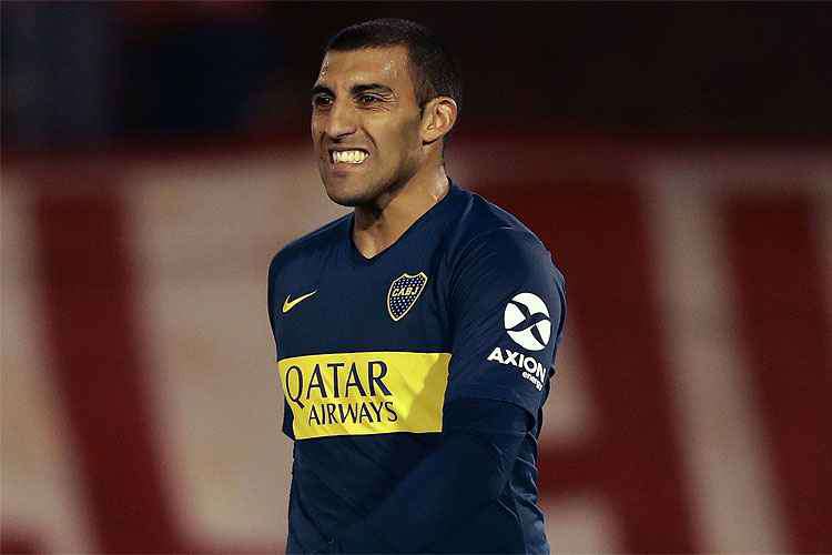 Atacante do Boca Juniors reclama de árbitro brasileiro e ironiza uso do VAR