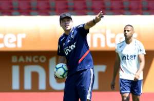 Com Fernando Diniz, São Paulo tem treinos de manhã e foco nas saídas de bola