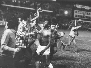 Há 45 anos, Pelé deixava Santos 'com volta olímpica e tímida salva de palmas'