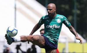 Palmeiras treina sem três titulares e Borja deixa atividade após dividida