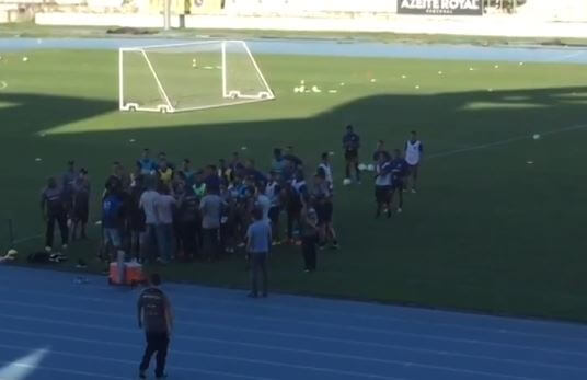 Virou Moda: outra torcida de time do Brasileirão invade treino e discute com jogadores
