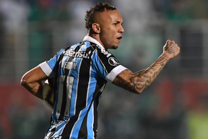 Atacante do Grêmio lamenta gol sofrido em casa, mas vê decisão ainda aberta