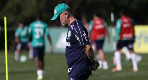 Em um mês, Mano Menezes muda o Palmeiras e espanta fama de retranqueiro