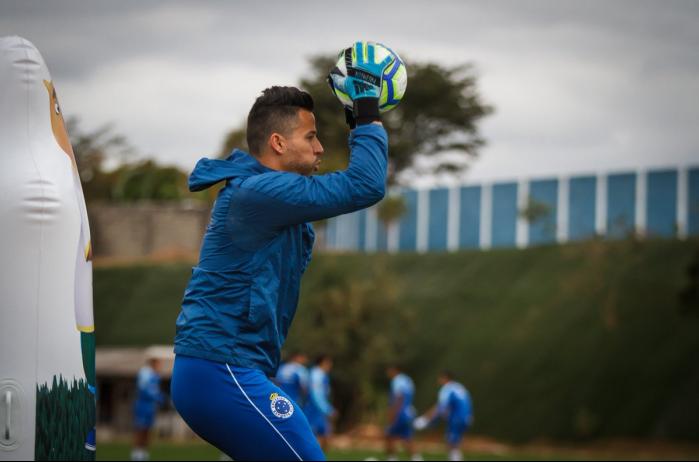 Goleiro admite incômodo com crise política no Cruzeiro e a vê reflexos dela no time