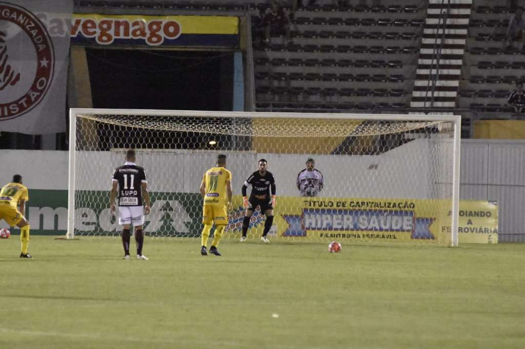 Claudinho marcou de pênalti para o Mirassol. (Foto: Tetê Viani)