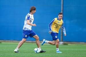 Recuperado, zagueiro volta a treinar com elenco do Grêmio