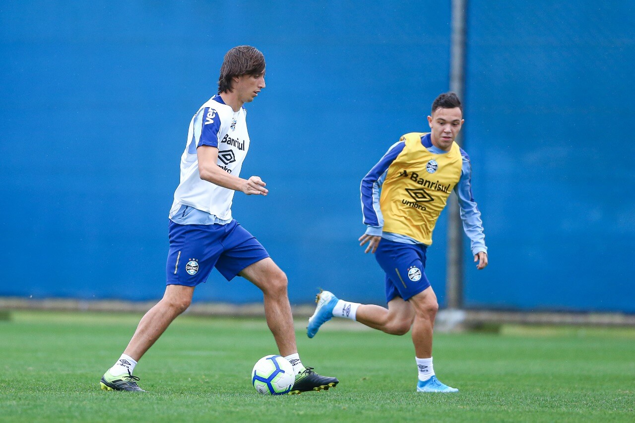 Recuperado, zagueiro volta a treinar com elenco do Grêmio