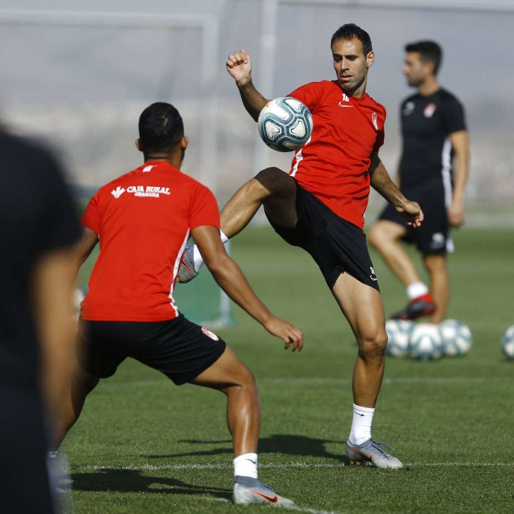 Jogadores do Granada se preparam para enfrentar o Real Madrid