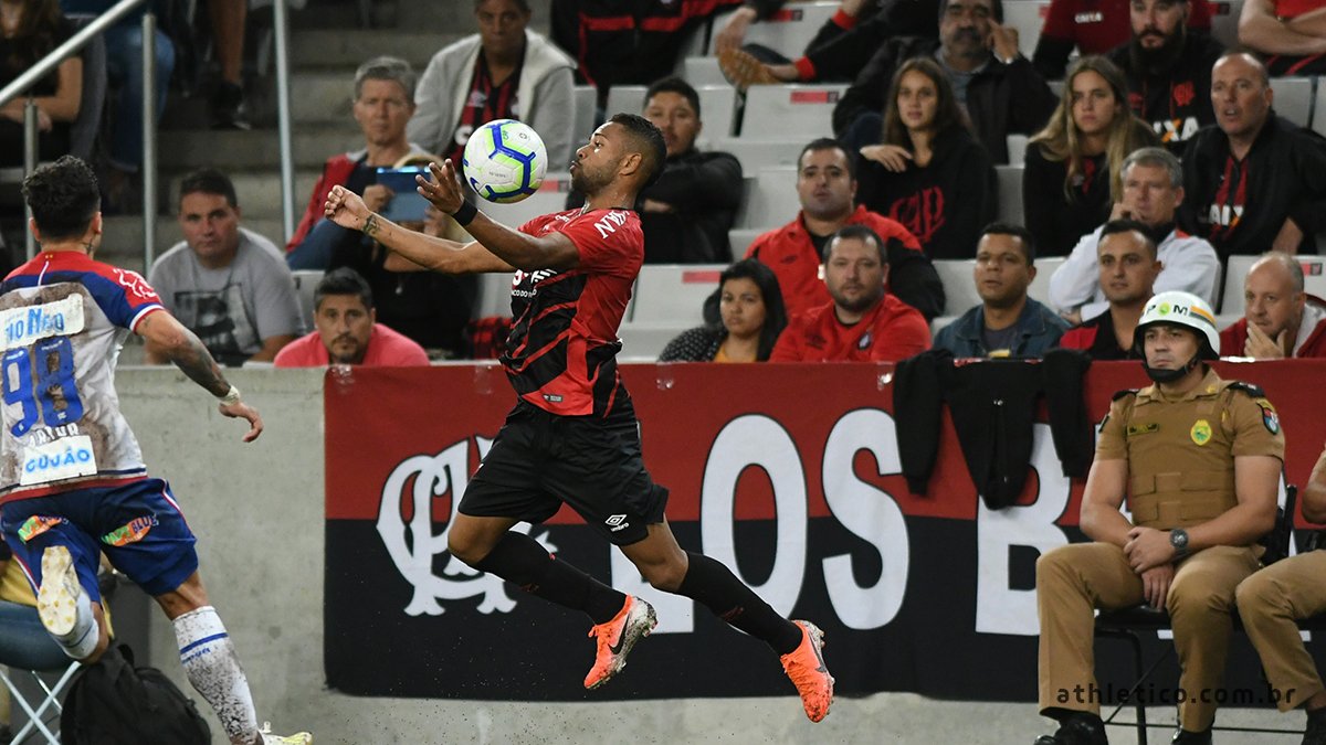 Em início de série dura como visitante, Athletico-PR desafia o Bahia na Fonte Nova