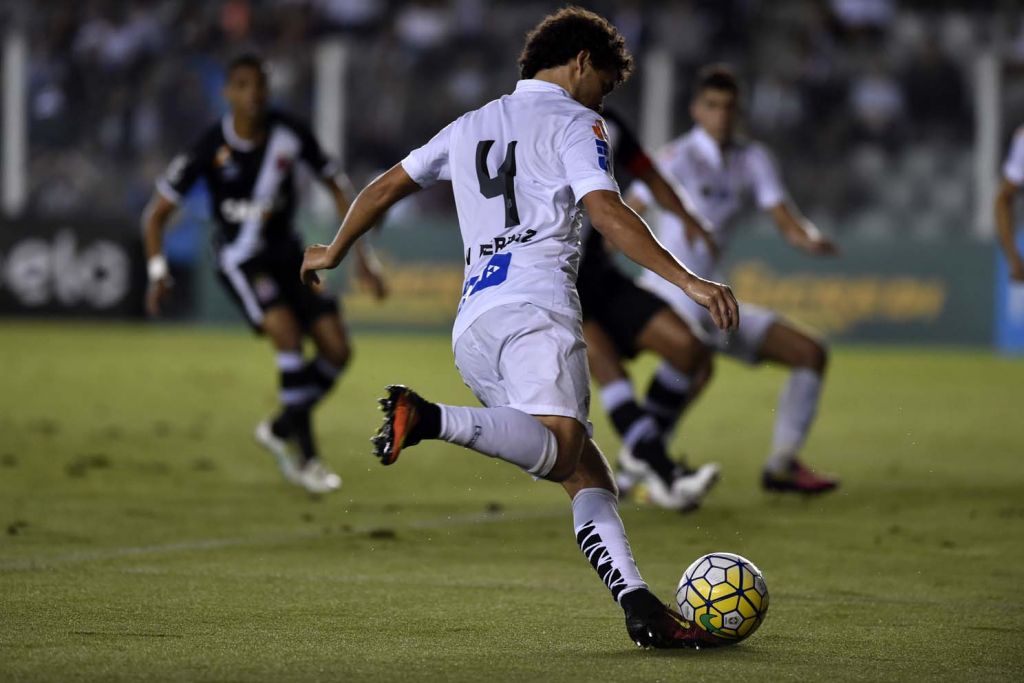 Victor Ferraz defende permanência de Sampaoli e nega time descontente com técnico