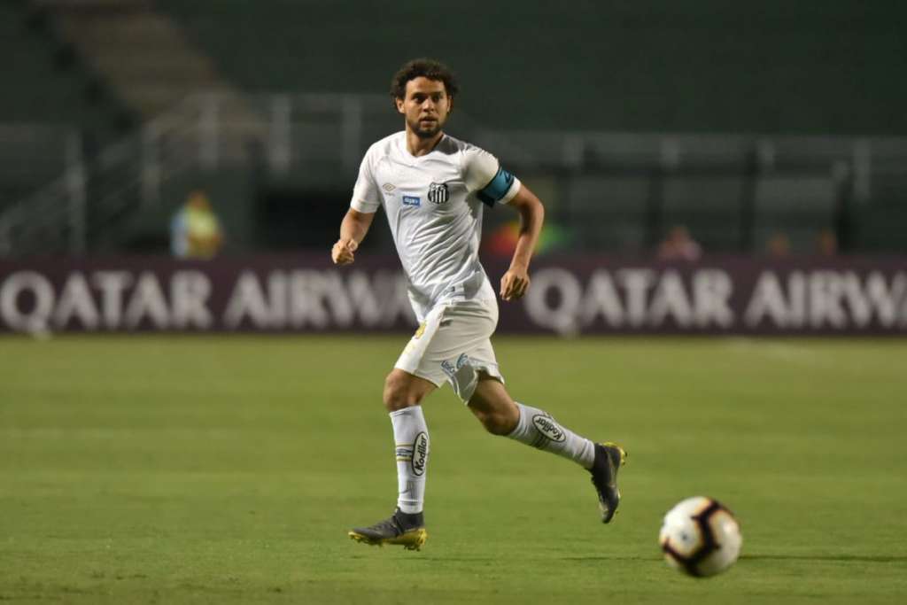 Lateral exalta qualidades do Vasco, mas crê em vitória e arrancada santista