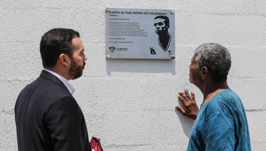 Presidente Mário Bittencourt e o ex-jogador Jair Marinho homenageiam Altair (Foto: Lucas Merçon/Fluminense)