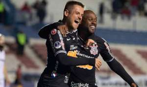 Love defende estilo de jogo corintiano: 'Tem clube que joga bem e não ganha nada'