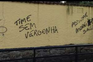 Torcida do Botafogo faz novo protesto, mas não encontra dirigentes em sede