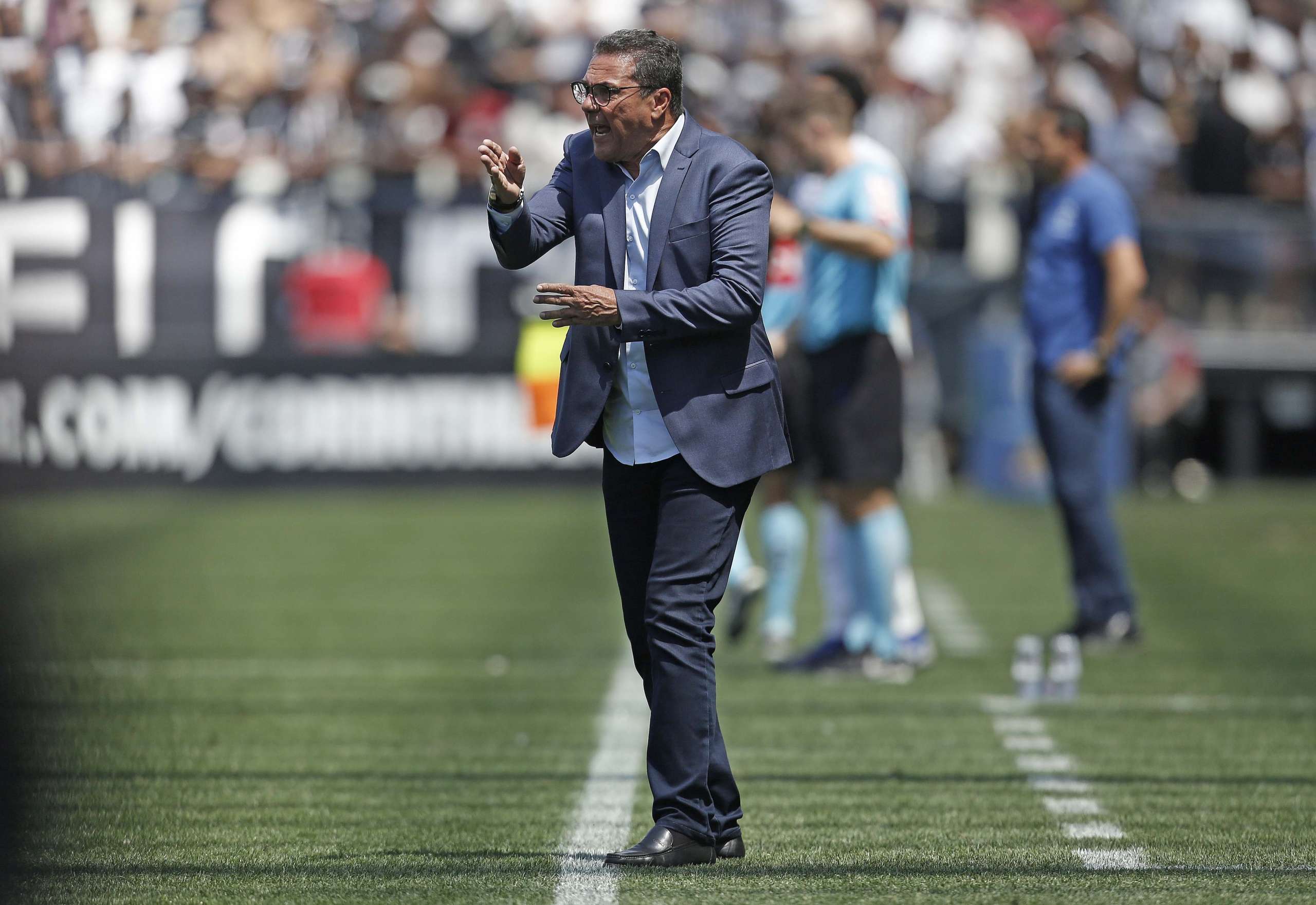 Distante da degola, Vasco recebe o Santos para sonhar mais alto no Brasileirão